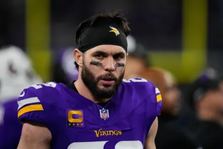 Vikings safety Harrison Smith comes back for a 15th season